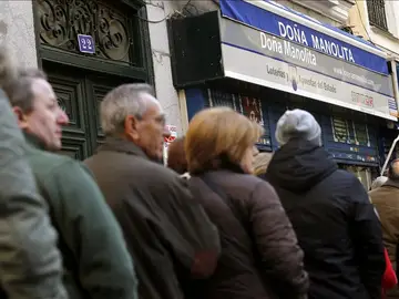 Doña Manolita, la administración madrileña de loterías más famosa de España. Doña Manolita, la administración madrileña de loterías más famosa de España.
