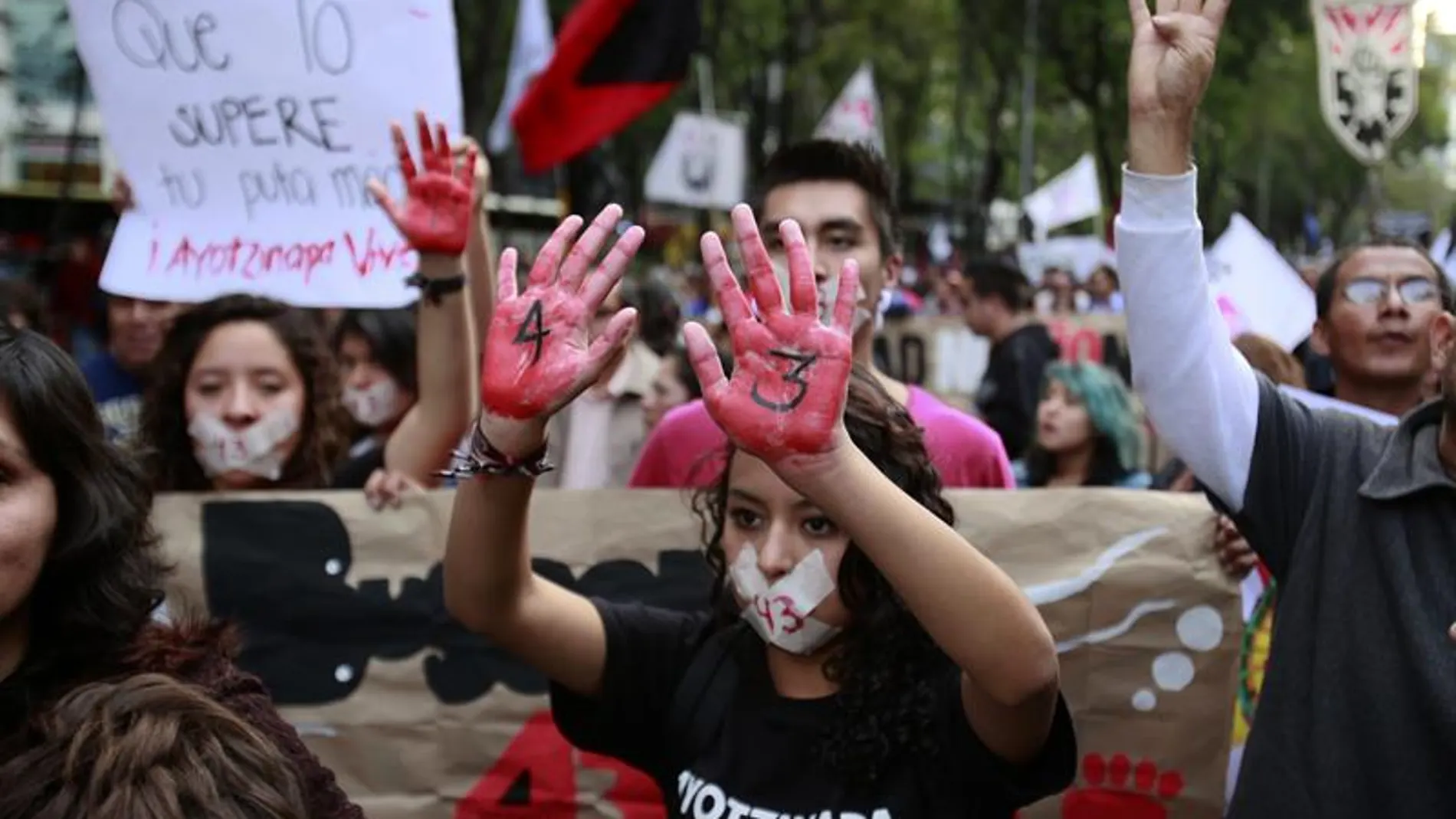 Marcha por los 43 estudiantes desaparecidos Marcha por los 43 estudiantes desaparecidos
