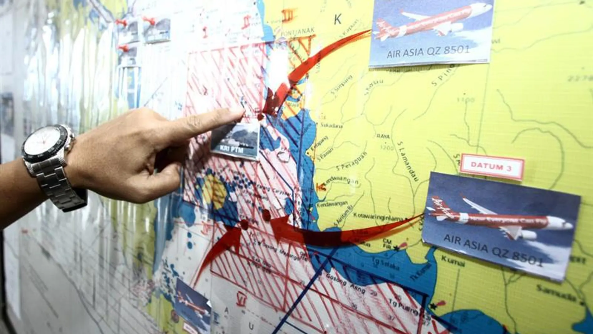 Un avión con 62 personas a bordo cae al mar frente a la costa de Yakarta, en Indonesia Un avión con 62 personas a bordo cae al mar frente a la costa de Yakarta, en Indonesia