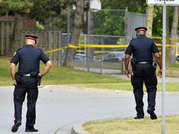 Dos agentes de policía en Canadá