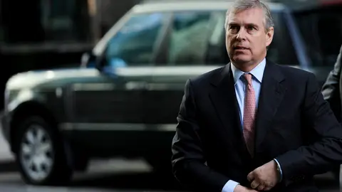 El príncipe Andrés prepara su defensa contra las acusaciones de mantener relaciones sexuales con una menor El príncipe Andrés prepara su defensa contra las acusaciones de mantener relaciones sexuales con una menor