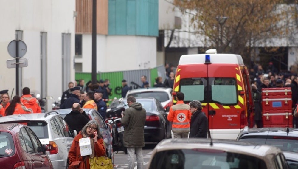 Policía y ambulancias frente al Charlie Hebdo 