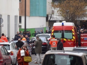 Policía y ambulancias frente al Charlie Hebdo 