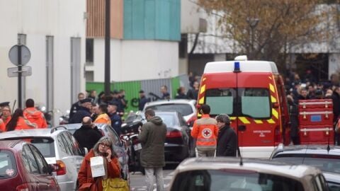 Polic&iacute;a y ambulancias frente al Charlie Hebdo 