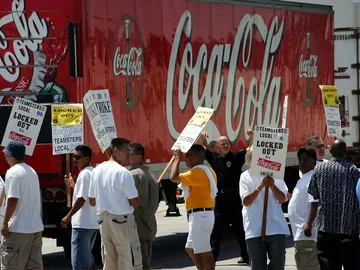 Trabajadores de Coca-Cola protestan por los despidos Trabajadores de Coca-Cola protestan por los despidos