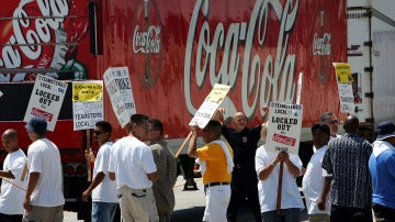 Trabajadores de Coca-Cola protestan por los despidos