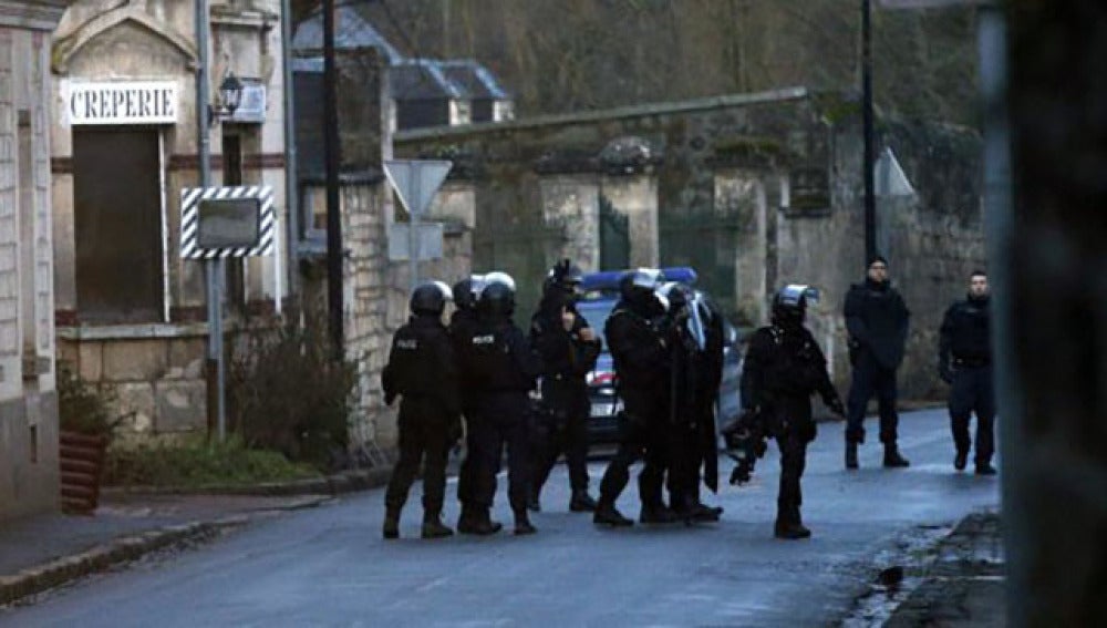 Efectivos franceses deplegados en Longpont (noreste de París).