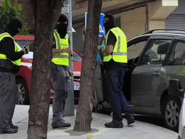 Agentes de la Guardia Civil en una operación antiterrorista. Agentes de la Guardia Civil en una operación antiterrorista.