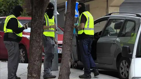 Agentes de la Guardia Civil en una operación antiterrorista. Agentes de la Guardia Civil en una operación antiterrorista.