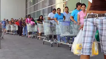 Largas colas en Venezuela Largas colas en Venezuela
