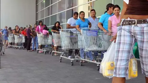 Largas colas en Venezuela Largas colas en Venezuela