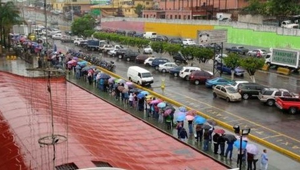 Largas colas en la entrada a los supermercados