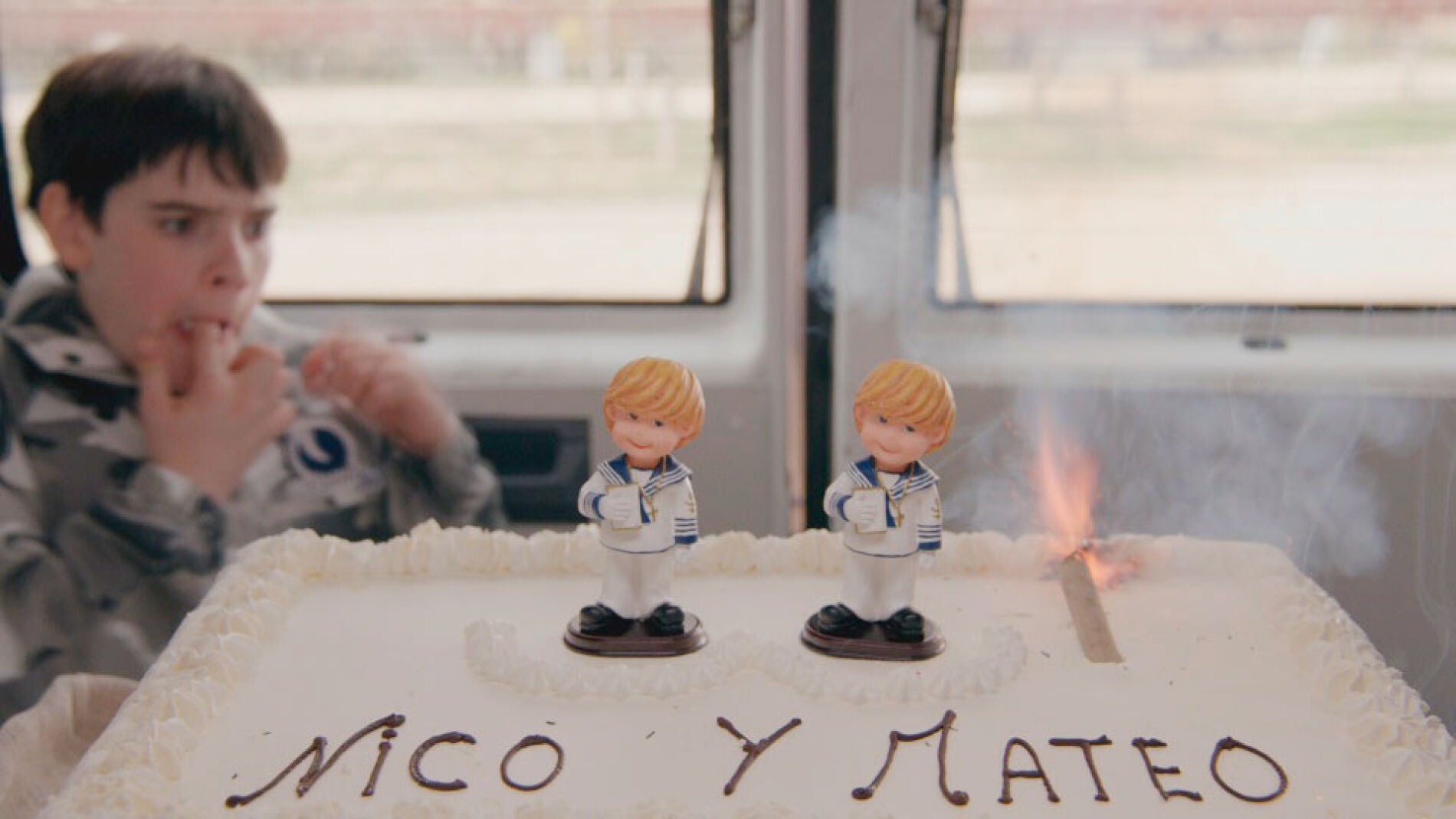 Mateo hace explotar la tarta de la comuni&oacute;n