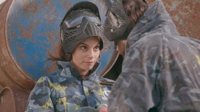 Gorka y Eva casi se besan en plena partida de Paintball