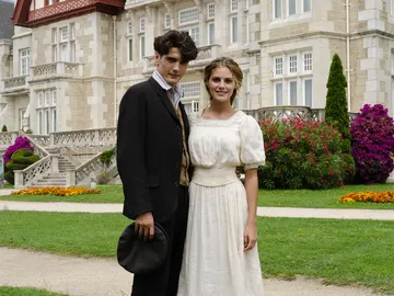 Yon González y Amaia Salamanca en 'Gran Hotel' Yon González y Amaia Salamanca en 'Gran Hotel'