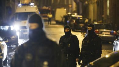 Bélgica investiga fotos de personas bebiendo champán junto a dos terroristas abatidos