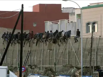 Imagen de unos inmigrantes encaramados en la valla de Melilla el pasado mes de diciembre. Imagen de unos inmigrantes encaramados en la valla de Melilla el pasado mes de diciembre.