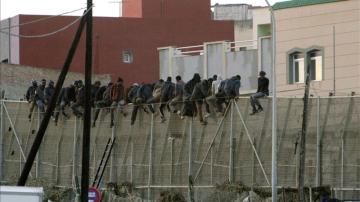 Imagen de unos inmigrantes encaramados en la valla de Melilla el pasado mes de diciembre.