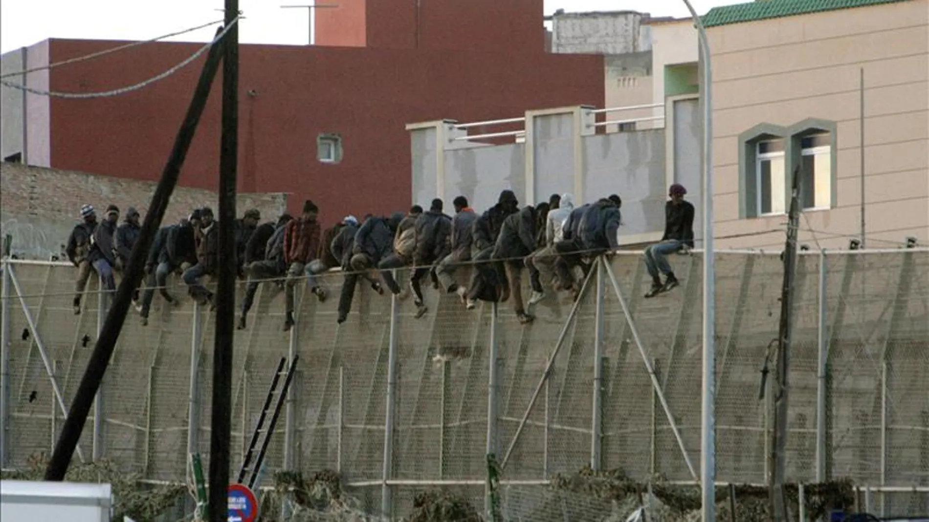 Imagen de unos inmigrantes encaramados en la valla de Melilla el pasado mes de diciembre. Imagen de unos inmigrantes encaramados en la valla de Melilla el pasado mes de diciembre.