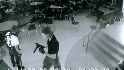 8) Eric Harris y Dylan Klebold mataron a 15 personas en Columbine en 1999 8) Eric Harris y Dylan Klebold mataron a 15 personas en Columbine en 1999