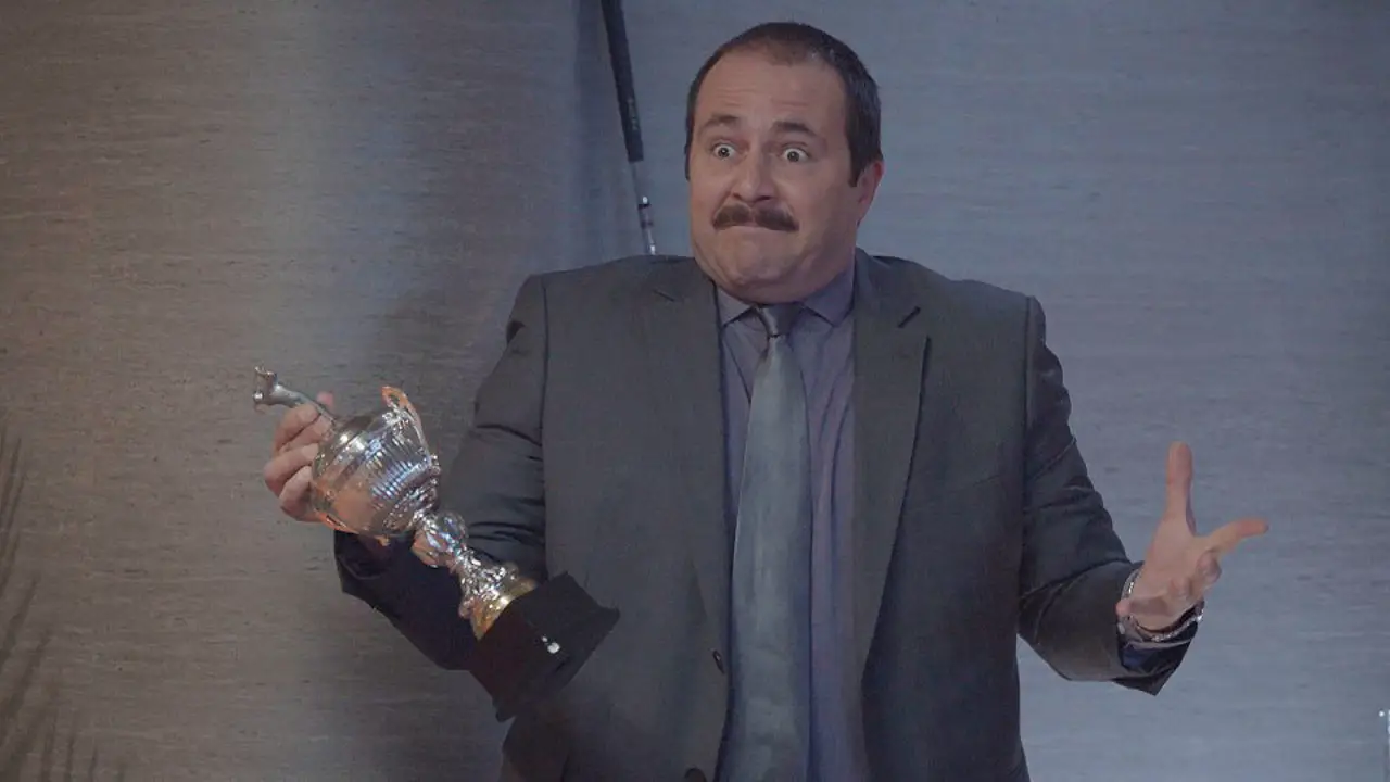 Lolo trata de arreglar el trofeo