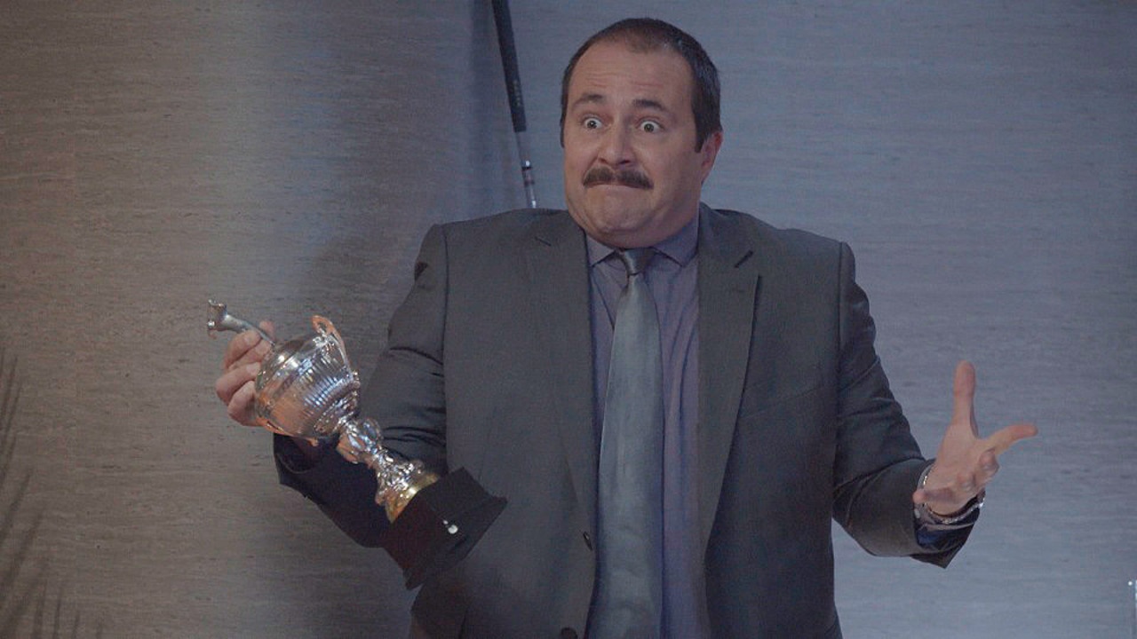 Un cumpleaños, un trofeo roto, una tarta de trufa y un campo de golf