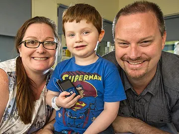 Xavier Hames con sus padres Xavier Hames con sus padres