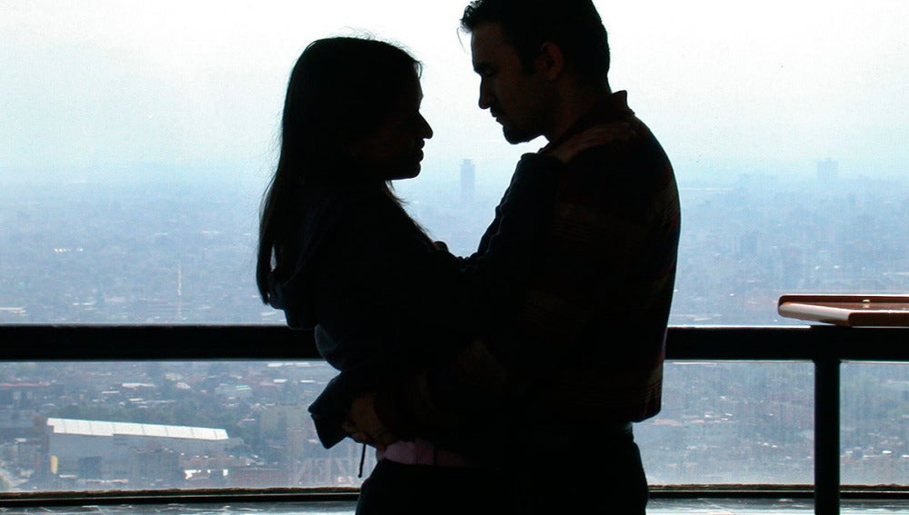 Una pareja se abraza