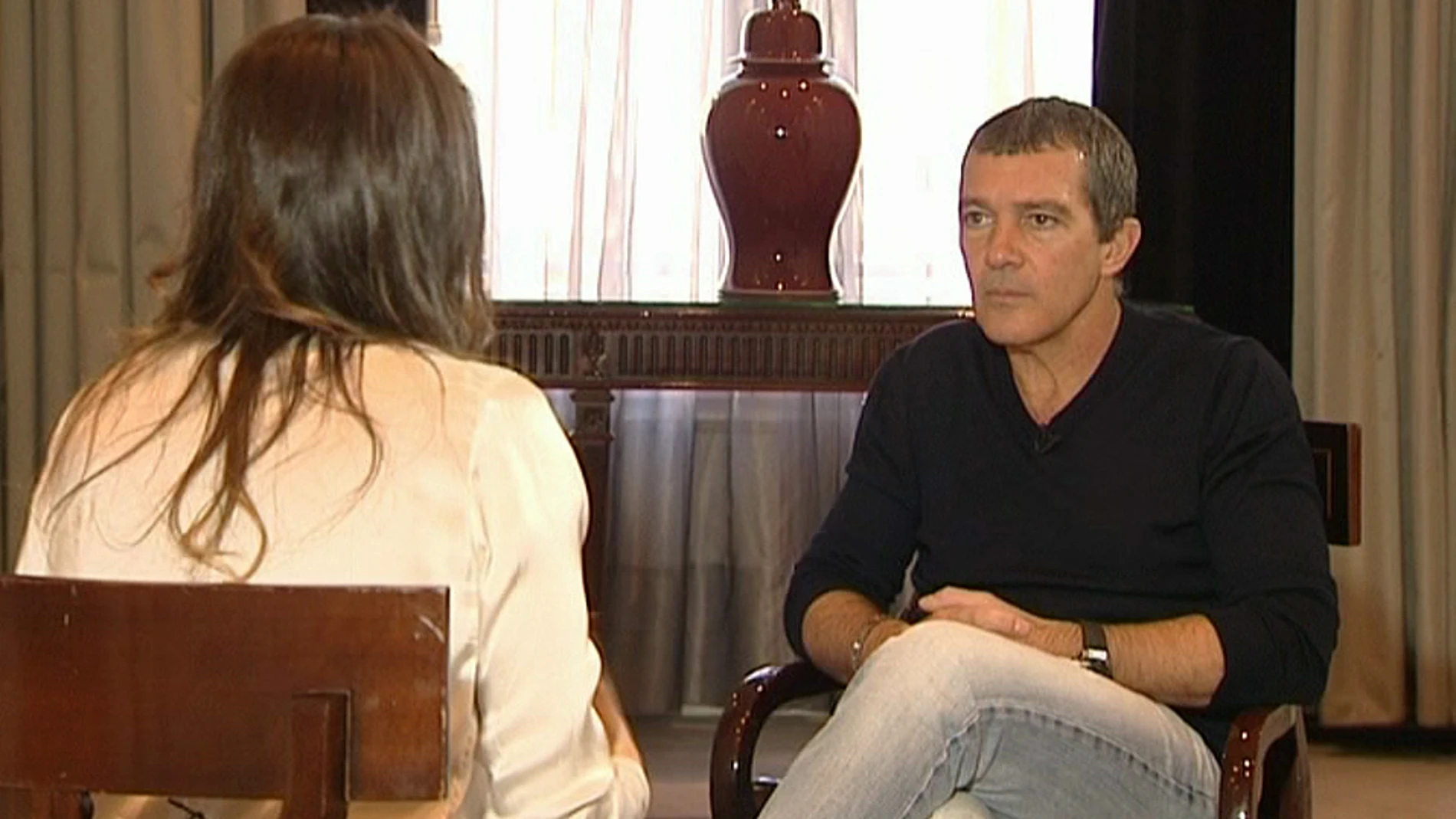 Mónica Carrillo entrevista a Antonio Banderas