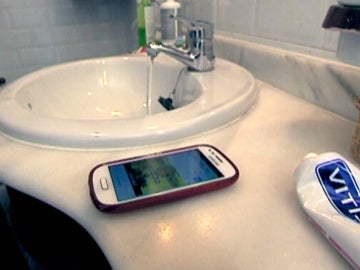 El móvil, presente hasta en un cuarto de baño