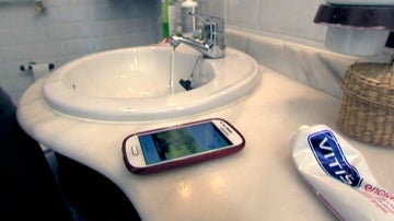 El móvil, presente hasta en un cuarto de baño