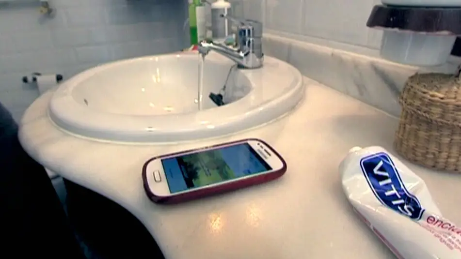El móvil, presente hasta en un cuarto de baño El móvil, presente hasta en un cuarto de baño
