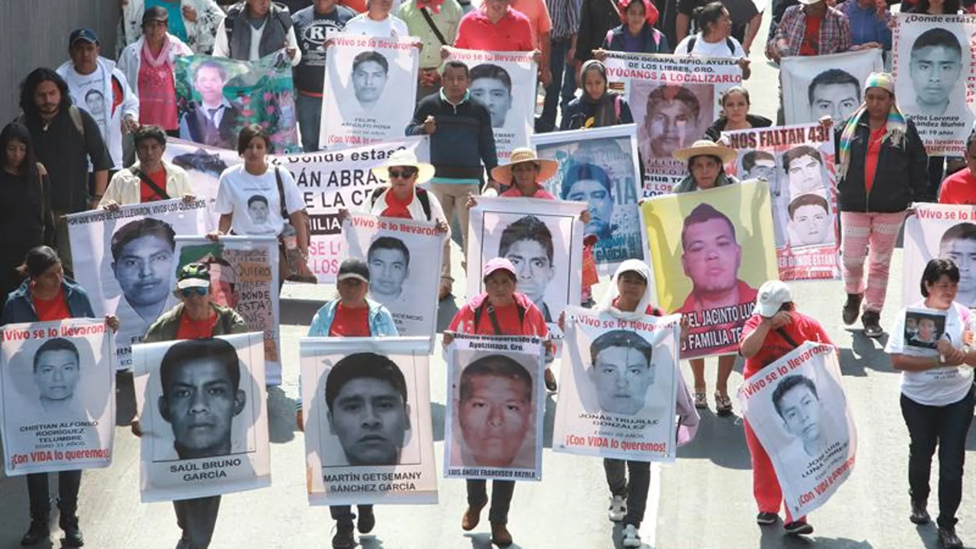 Familiares de los 43 estudiantes mexicanos Familiares de los 43 estudiantes mexicanos
