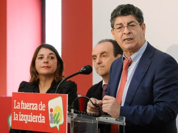 Diego Valderas, durante la rueda de prensa ante los medios