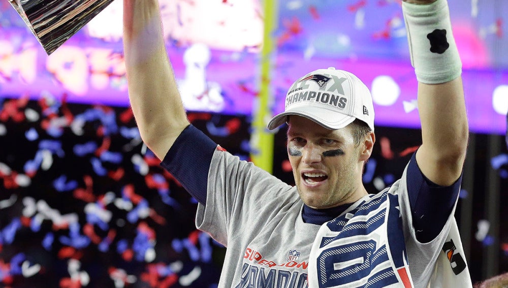 Tom Brady recoge la copa tras la victoria de su equipo