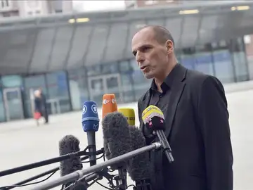 Varufakis se muestra optimista tras la reunión con Draghi en Fráncfort Varufakis se muestra optimista tras la reunión con Draghi en Fráncfort
