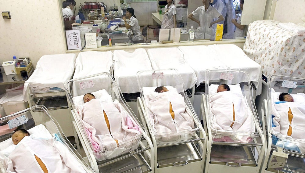 Bebés nipones duermen en el hospital