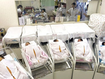 Bebés nipones duermen en el hospital
