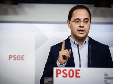 César Luena en rueda de prensa César Luena en rueda de prensa