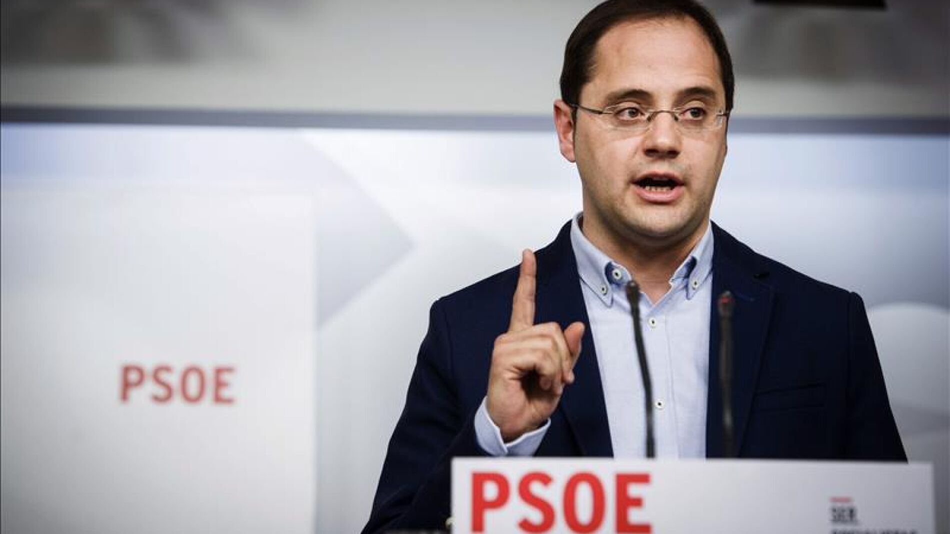 C&eacute;sar Luena en rueda de prensa