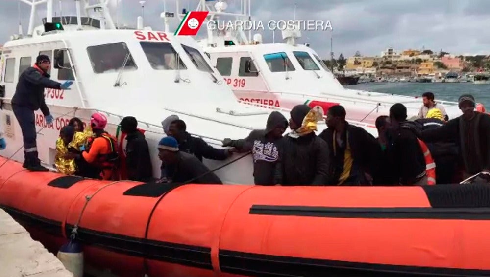 Un grupo de inmigrantes llegando al puerto de Lampedusa