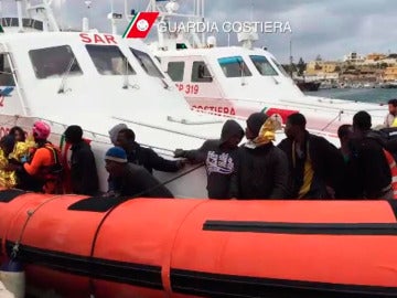 Un grupo de inmigrantes llegando al puerto de Lampedusa