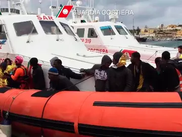 Un grupo de inmigrantes llegando al puerto de Lampedusa Un grupo de inmigrantes llegando al puerto de Lampedusa