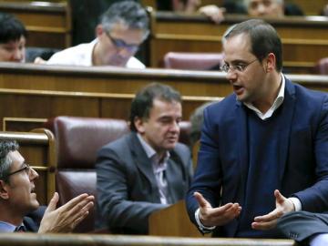 Eduardo Madina, conversa con el secretario de Organización del PSOE, César Luena