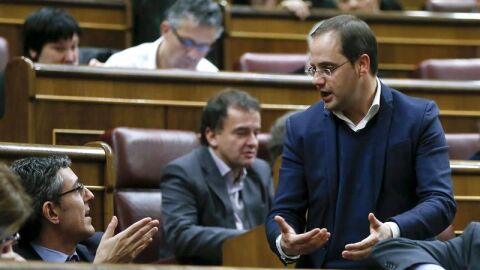 Eduardo Madina, conversa con el secretario de Organizaci&oacute;n del PSOE, C&eacute;sar Luena