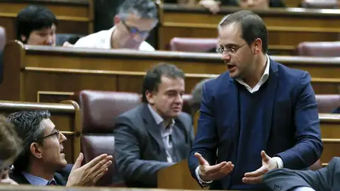 Eduardo Madina, conversa con el secretario de Organización del PSOE, César Luena Eduardo Madina, conversa con el secretario de Organización del PSOE, César Luena