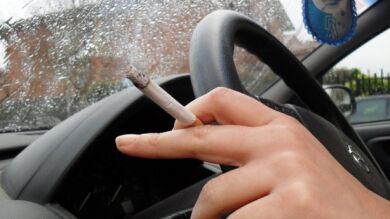La DGT no sancionará por fumar en el coche, pero apoya que Sanidad lo prohíba