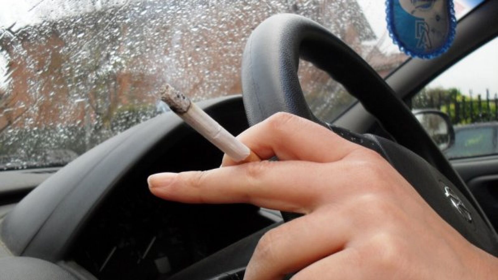La DGT no sancionará por fumar en el coche, pero apoya que Sanidad lo prohíba
