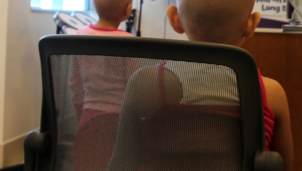 Dos niños enfermos de cáncer