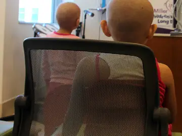 Dos niños enfermos de cáncer Dos niños enfermos de cáncer